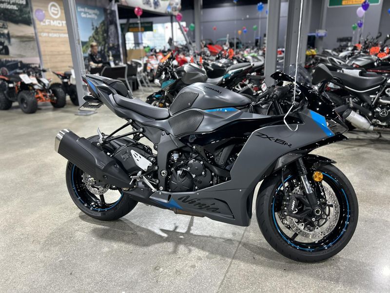 Used 2025 Kawasaki NINJA ZX-6R ABS Image 3