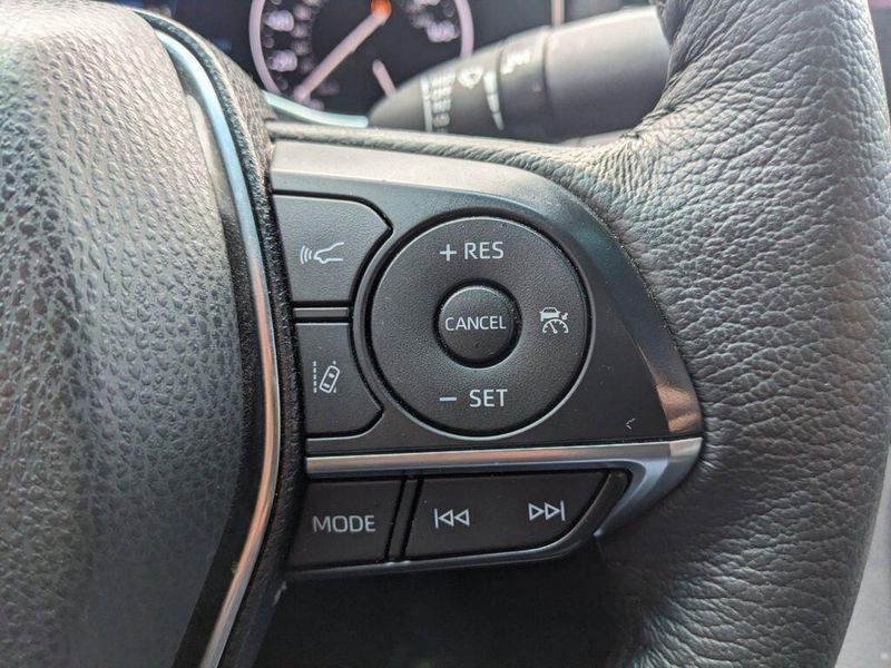 2022 Toyota Avalon Hybrid XLE in a Ice Edge exterior color and Blackinterior. Johnson Dodge 601-693-6343 pixelmotiondemo.com 