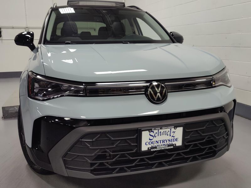 Used 2025 Volkswagen Taos SE Black AWD w/SunroofImage 2