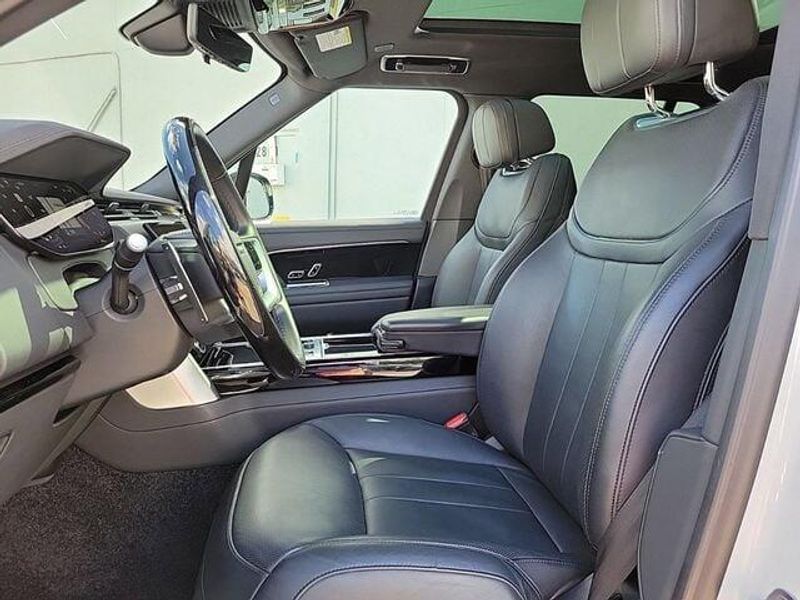 2023 Land Rover Range Rover SE photo 19