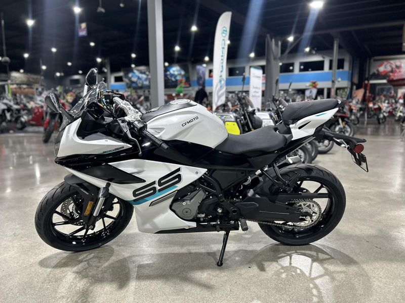 2025 CFMOTO 300SS Image 2