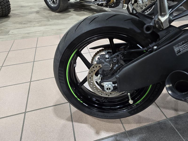 USED 2025 KAWASAKI NINJA ZX6R KRT EDITION LIME GREEN AND EBONY AND PEARL BLIZZARD WHITE Image 21