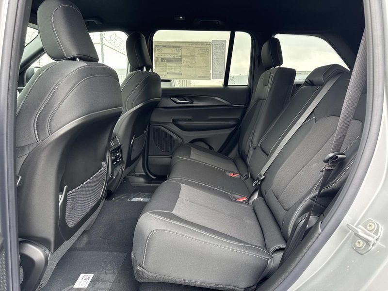 New 2026 Jeep Grand Cherokee Laredo 4x2