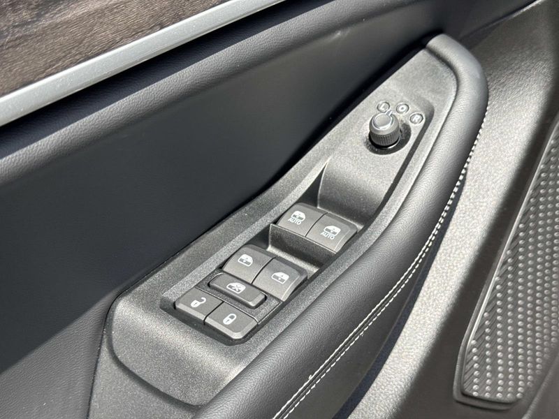 New 2026 Jeep Grand Cherokee Laredo Altitude 4x2