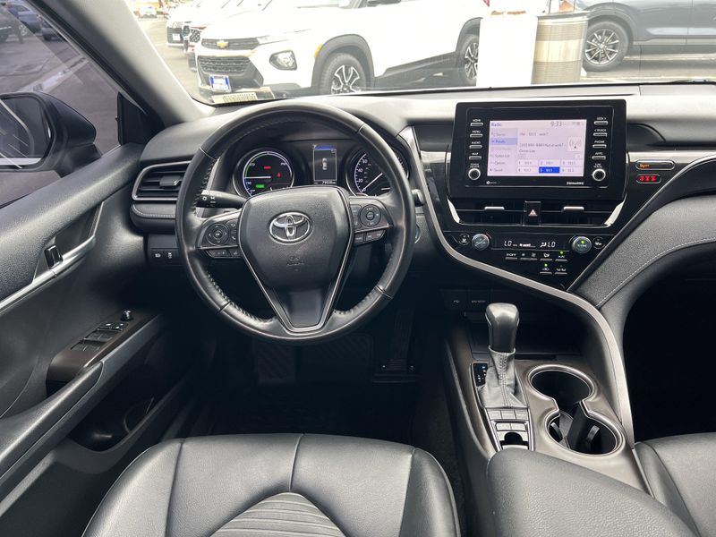 Used 2022 Toyota Camry Hybrid SEImage 5