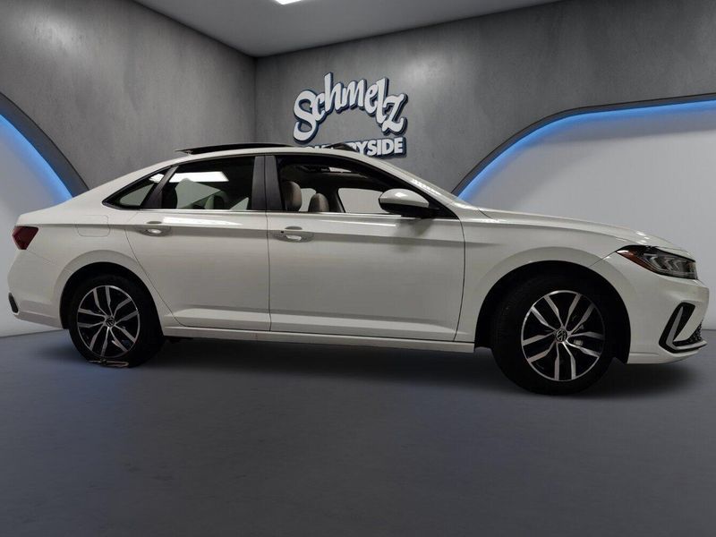Used 2026 Volkswagen Jetta SE w/SunroofImage 3