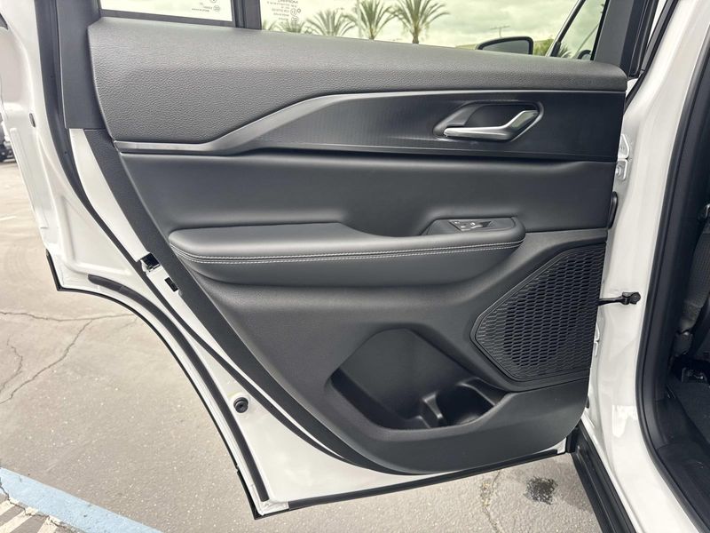 New 2026 Jeep Grand Cherokee Laredo 4x2