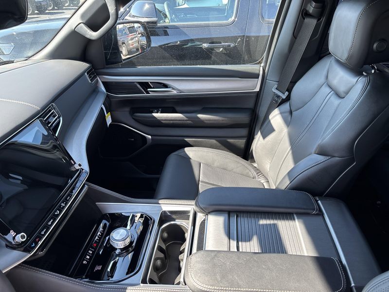 2026 Jeep Grand Wagoneer Limited Reserve 4x4Image 35