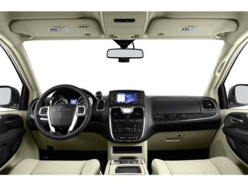 Used 2015 Chrysler Town & Country Image 8