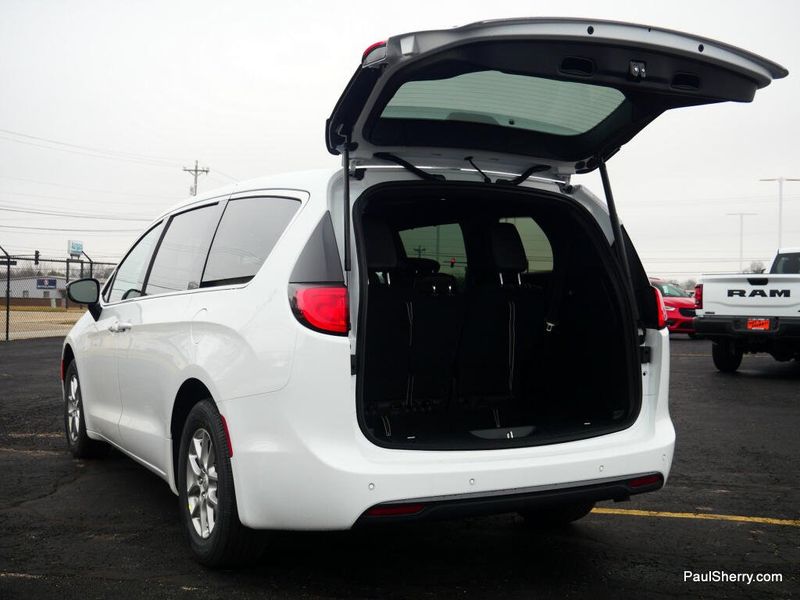 New 2026 Chrysler Voyager Lx