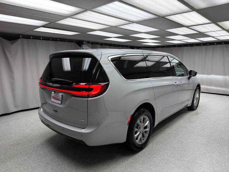 New 2026 Chrysler Pacifica Select AwdImage 3