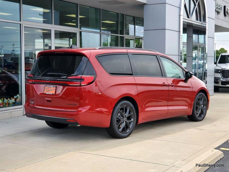 New 2025 Chrysler Pacifica LimitedImage 9