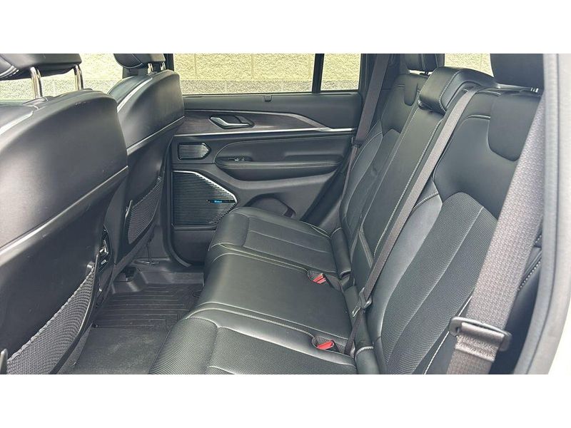 Used 2022 Jeep Grand Cherokee OverlandImage 12