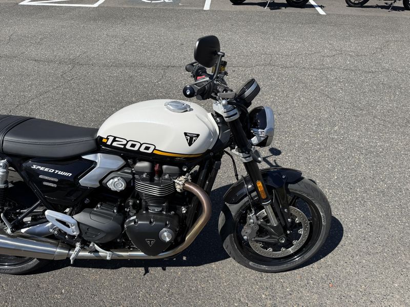 2025 Triumph Speed Twin 1200 - CRYSTAL WHITE - SAPPHIRE BLACK