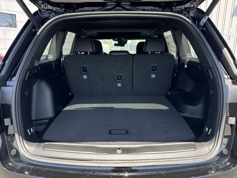 New 2026 Jeep Grand Cherokee Laredo Altitude 4x2