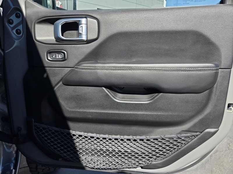 Used 2022 Jeep Gladiator Overland 4x4