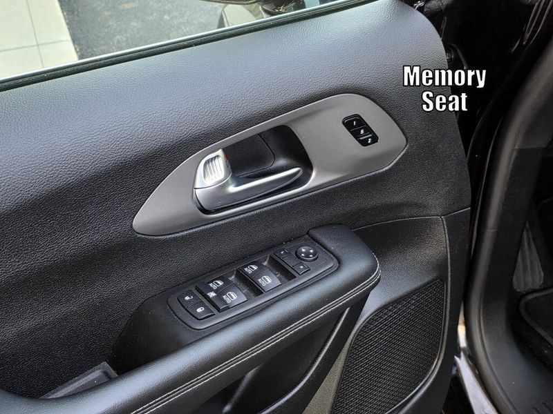 Used 2025 Chrysler Pacifica Select