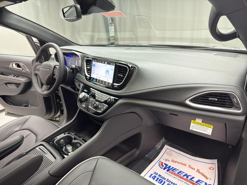 New 2027 Chrysler Pacifica Limited AwdImage 17