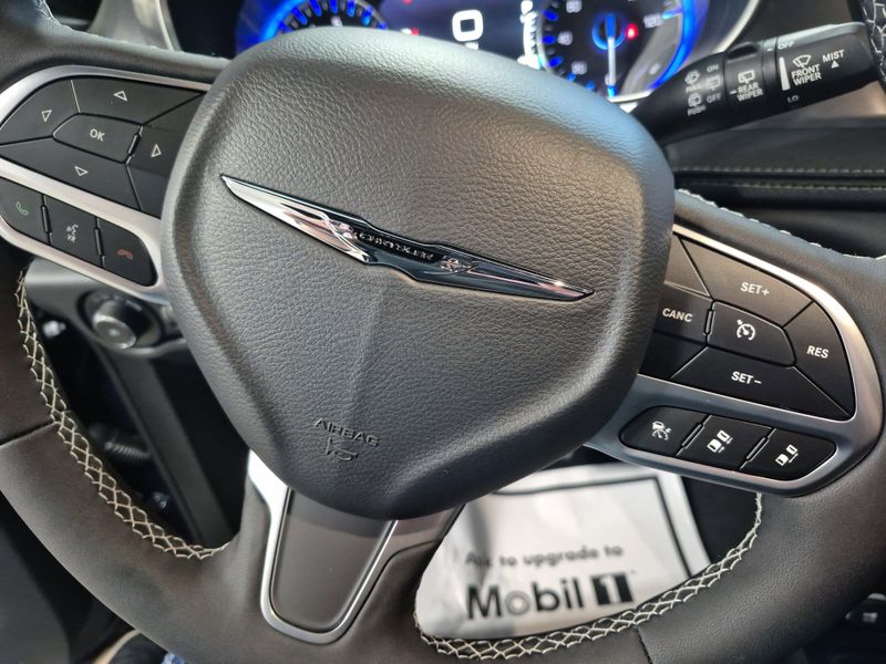 New 2025 Chrysler Pacifica SelectImage 24