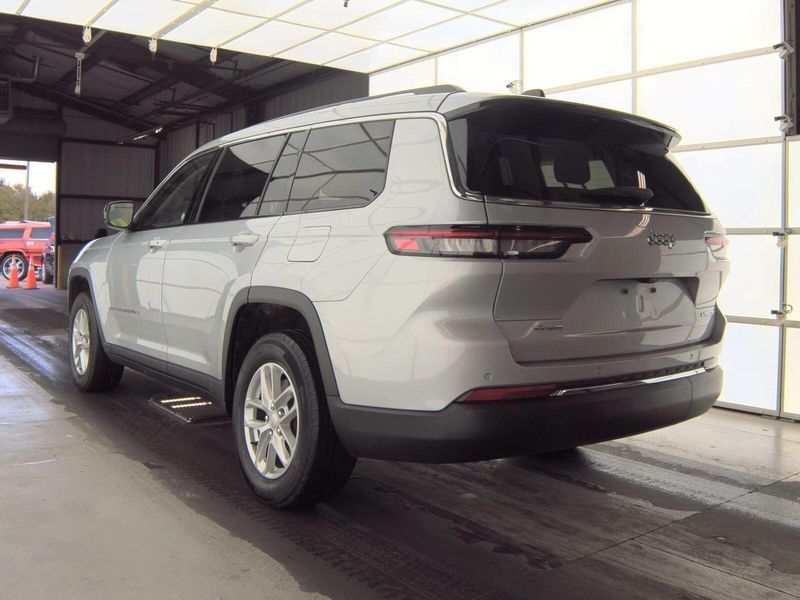 2023 Jeep Grand Cherokee Laredo Altitude photo 2