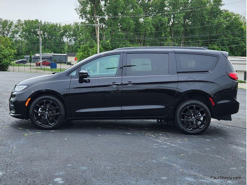 New 2026 Chrysler Pacifica Select