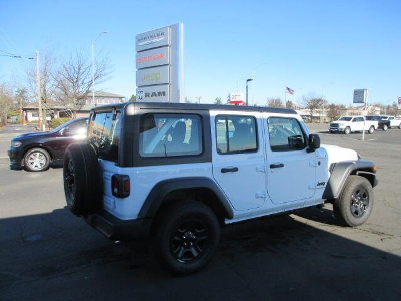 2025 Jeep Wrangler 4-door SaharaImage 7