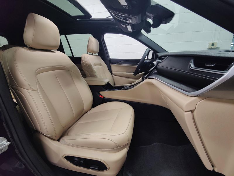 Used 2024 Jeep Grand Cherokee Limited Black 4X4 w/SunroofImage 4