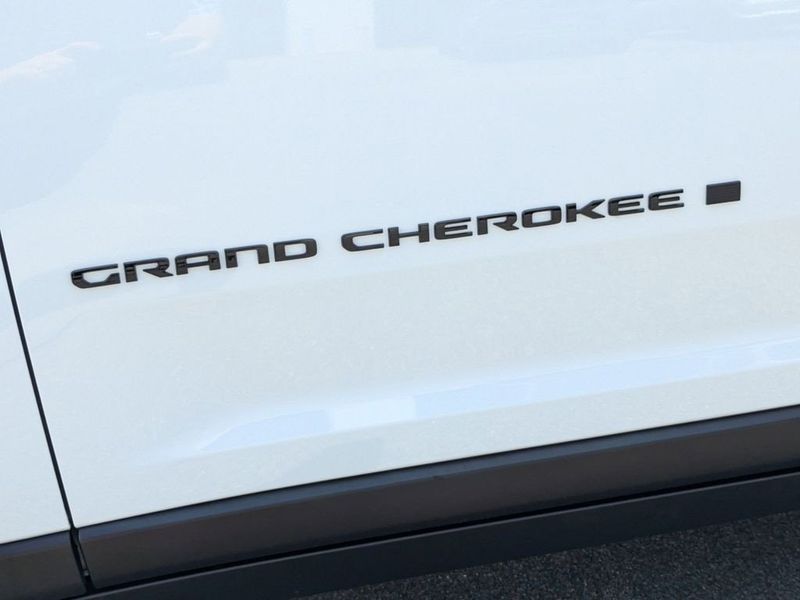 2024 Jeep Grand Cherokee L Limited 4x2Image 11