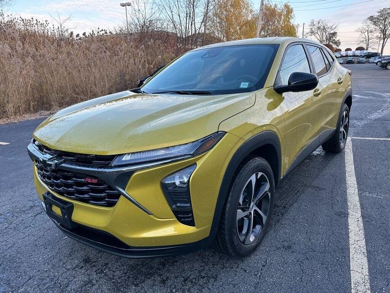 2025 Chevrolet Trax photo 2