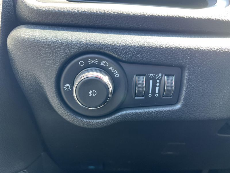 New 2026 Chrysler Pacifica SelectImage 18