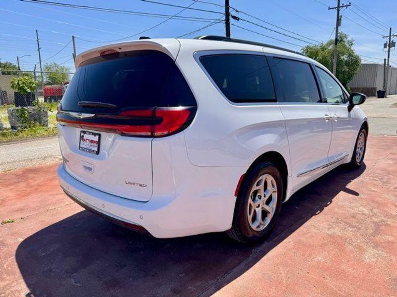 Used 2023 Chrysler Pacifica LimitedImage 5