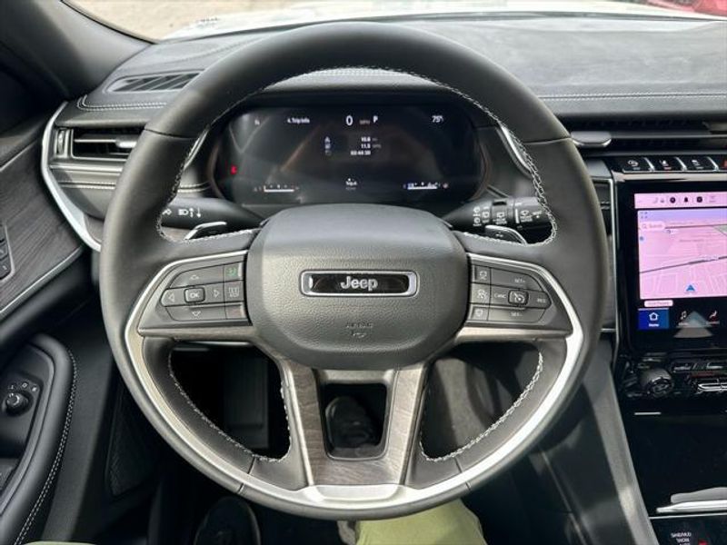 2025 Jeep Grand Cherokee Limited 4x4Image 2