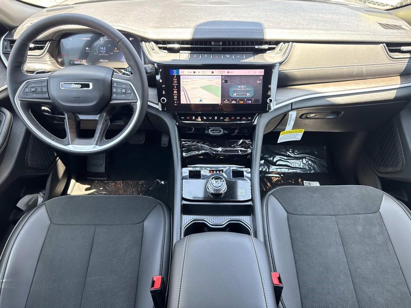 New 2026 Jeep Grand Cherokee Laredo Altitude 4x2