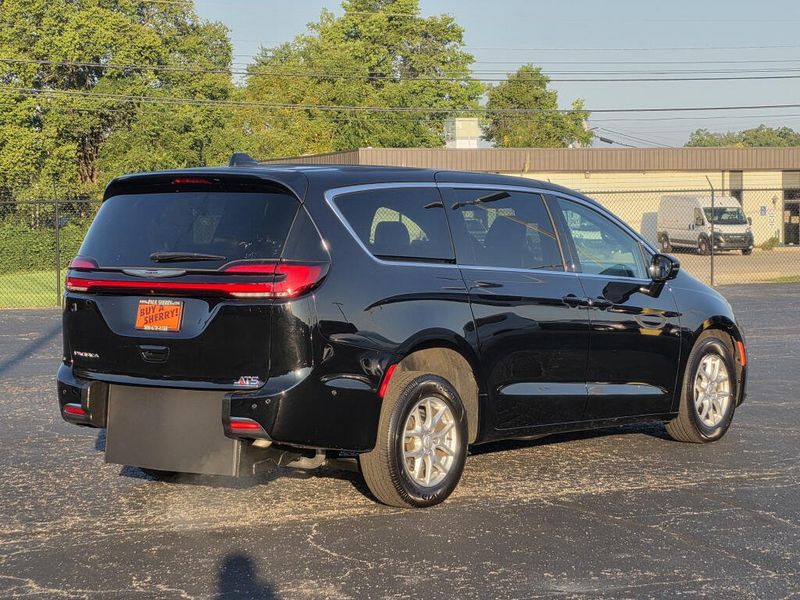 Used 2025 Chrysler Pacifica Select