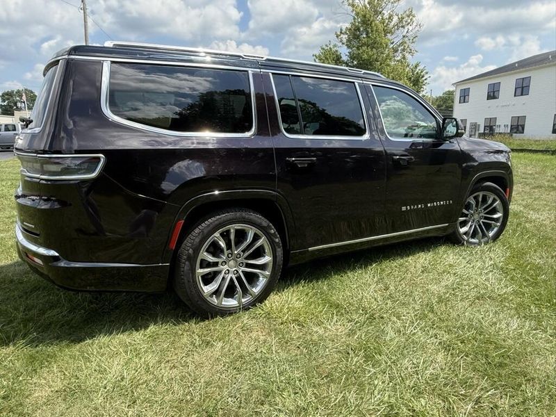 2023 Jeep Grand Wagoneer II photo 3