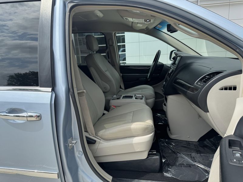 Used 2016 Chrysler Town & Country TouringImage 16