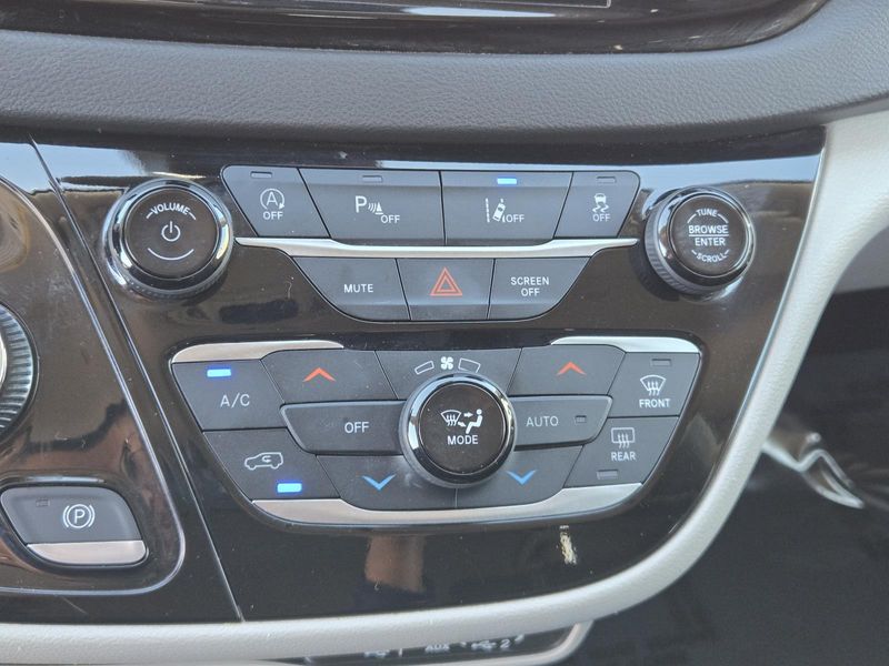 Used 2023 Chrysler Pacifica Touring L FWD