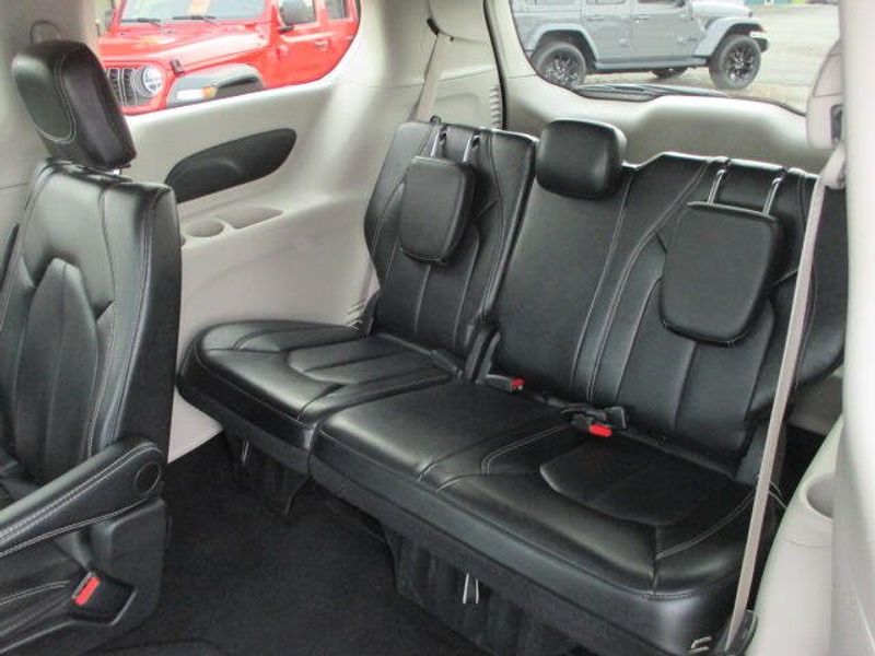 Used 2024 Chrysler Pacifica Touring LImage 22
