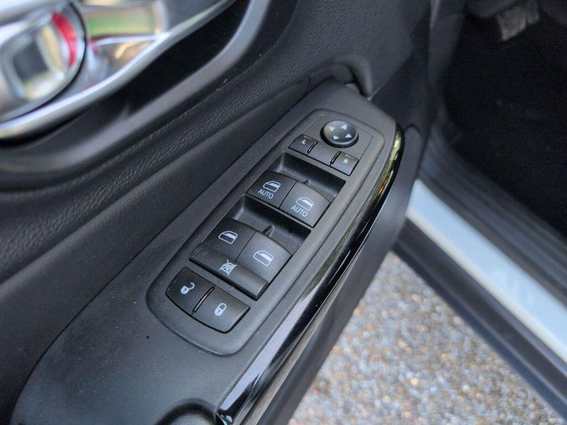 2023 Jeep Cherokee Altitude LuxImage 13