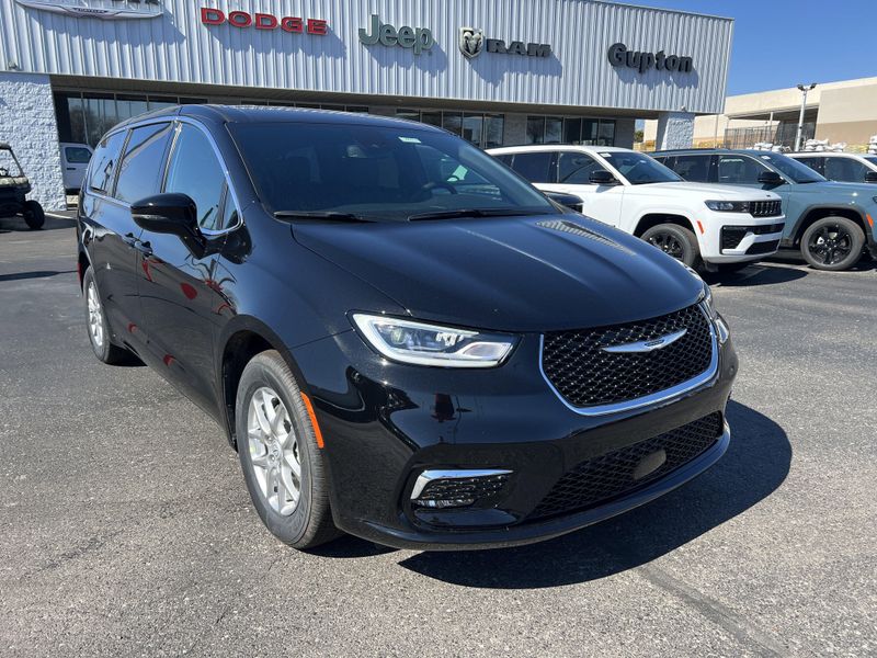 New 2026 Chrysler Pacifica SelectImage 3