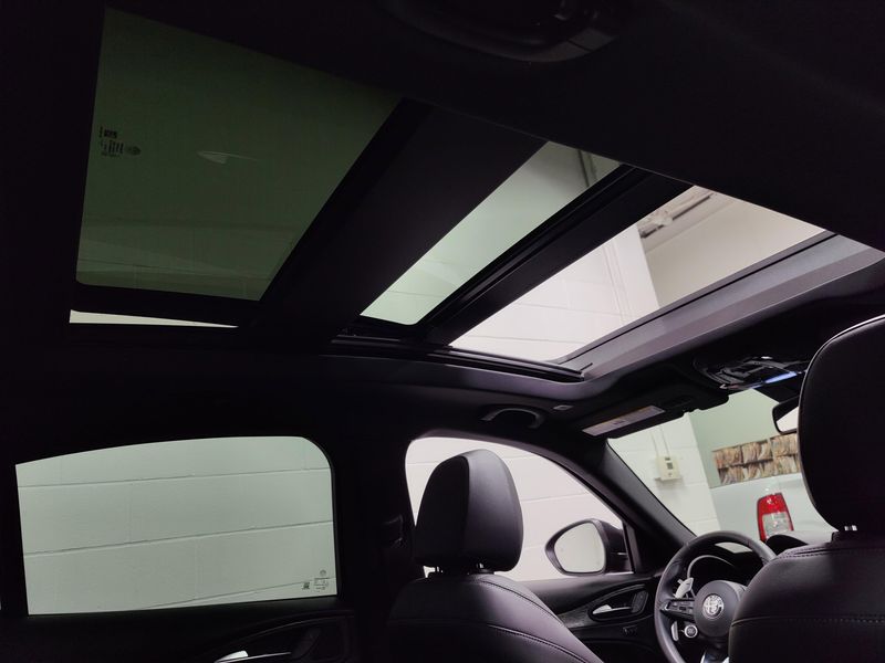 2024 Alfa Romeo Stelvio Sprint Q4 AWD w/SunroofImage 6
