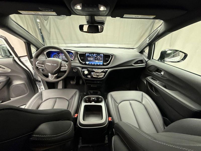 New 2026 Chrysler Pacifica SelectImage 8