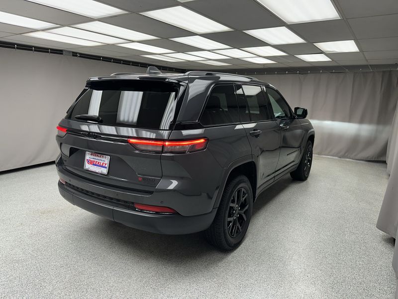 Used 2025 Jeep Grand Cherokee Altitude XImage 17