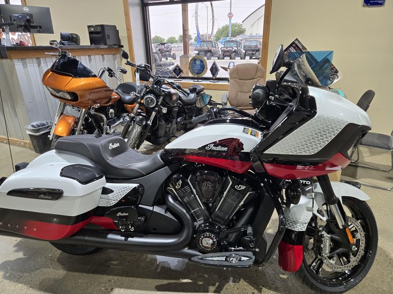 2025 Indian Motorcycle CHALLENGER ELITE 49ST Image 3