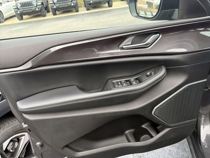 Used 2022 Jeep Grand Cherokee LaredoImage 19