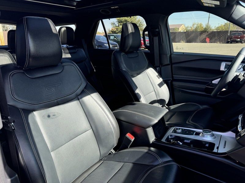 2024 Ford Explorer STImage 18