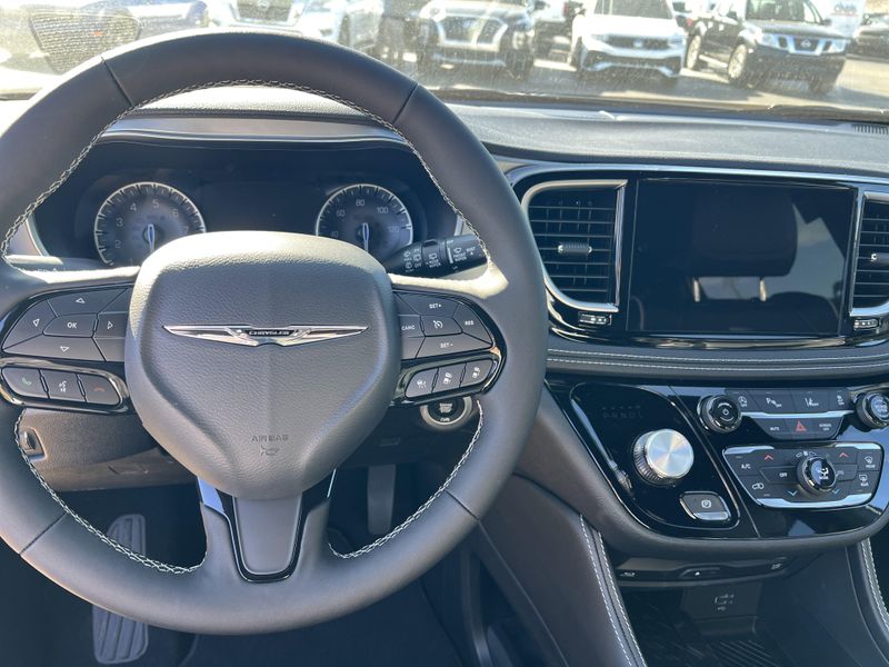 New 2026 Chrysler Pacifica LimitedImage 18