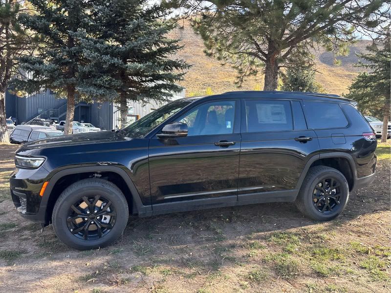 2025 Jeep Grand Cherokee Altitude photo 4