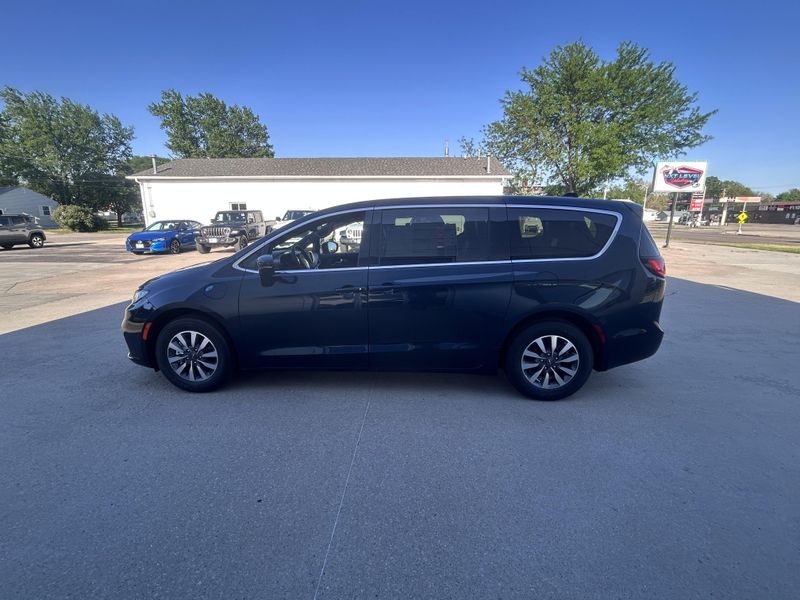 2025 Chrysler Pacifica Hybrid SelectImage 5