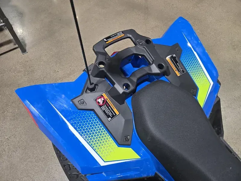 2025 Polaris OUTLAW 70 EFI VELOCITY BLUE AND LIFTED LIME Image 11